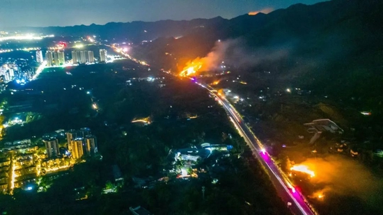 俯瞰城区边缘的山火。