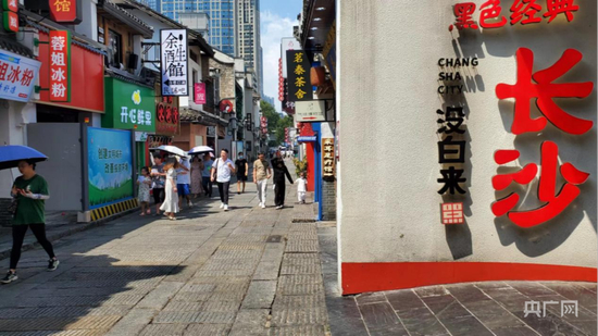 烈日下，逛“网红街”的游客仍络绎不绝（央广网记者 张志诚 摄）