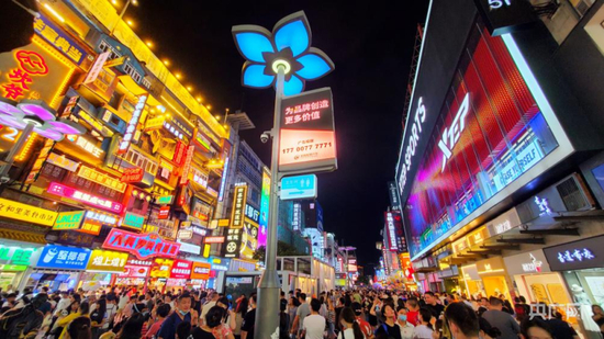  夜幕下的长沙黄兴南路人头攒动（央广网记者 张志诚 摄）