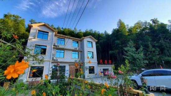 村民李罗益拆了土砖屋，建起了三层楼房（央广网记者 张志诚 摄）