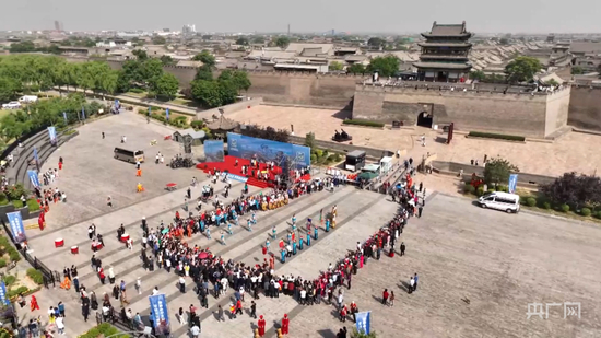  作为2022年“中国旅游日”的主会场，当天平遥古城举行开城仪式表演（央广网发 平遥县委宣传部供图）