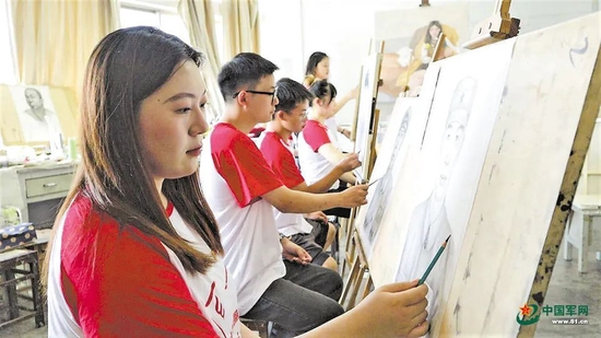 安徽师范大学美术学院学生正在为烈士画像。王 伟摄