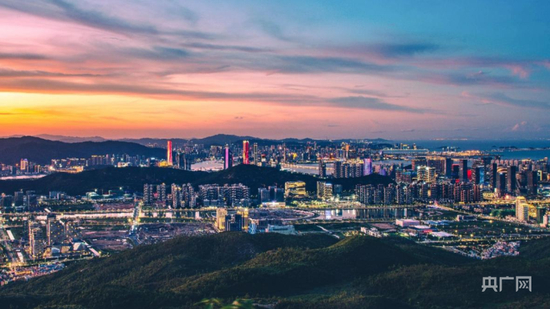 横琴岛天沐河两岸2009年和2022年的对比图（央广网发 横琴粤澳深度合作区行政事务局供图）