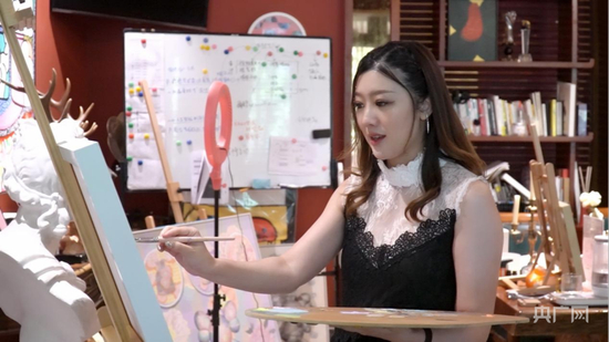  澳门青年设计师刘欣珏正在创作中（央广网发 潘荣君 摄）