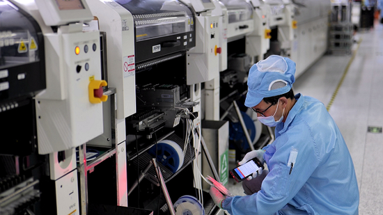 “智能工厂”内工人们扫码采集数据（央广网记者 郑楚豫 摄）