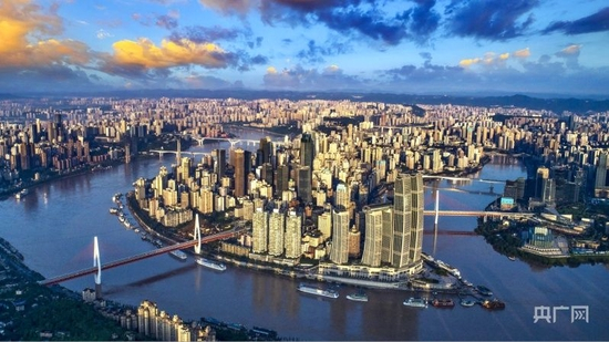  鸟瞰渝中半岛（央广网发 王正坤 摄）