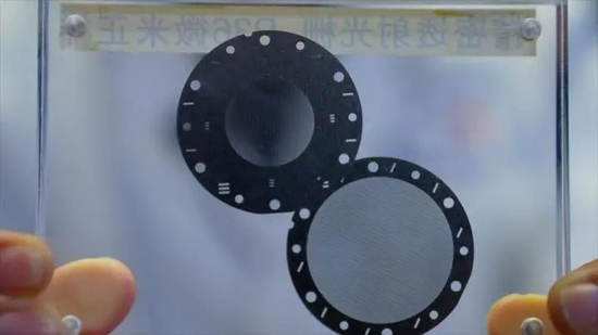 太阳硬X射线成像仪的金属钨光栅。新华社记者林凯 摄