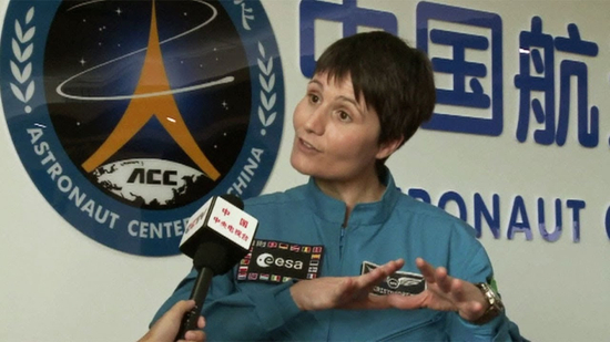 　·萨曼莎接受中国媒体采访。