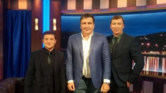  ·&nbsp;泽连斯基（左）过去做演员时曾邀请萨卡什维利（中）上自己的电视节目。