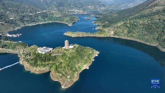 贵州省黔南布依族苗族自治州罗甸县红水河畔景色（2022年11月2日摄，无人机照片）。 新华社记者 杨楹 摄