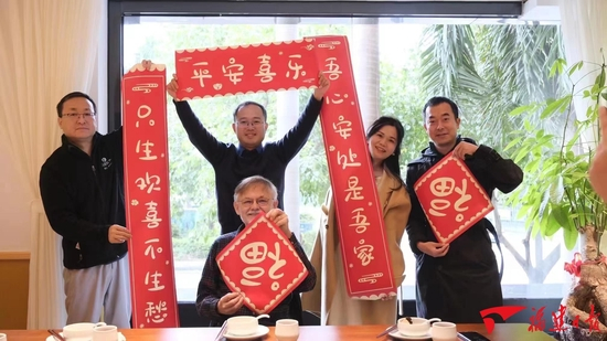  潘维廉和同事、学生在厦门欢庆兔年春节。（采访对象供图）