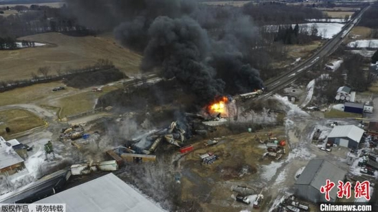 当地时间2月4日，在俄亥俄州东巴勒斯坦出轨的货运列车仍在燃烧。