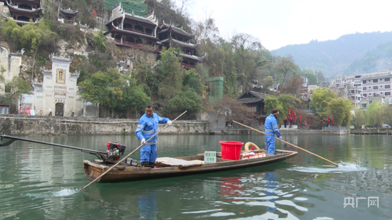  徐金权和同事正在清理河道（央广网记者 任振国 摄）