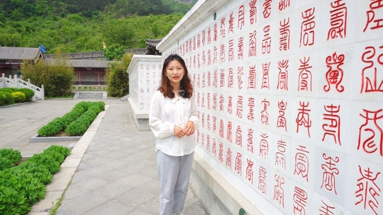  陈悦昕在黄崖关景区“长寿园”录制节目