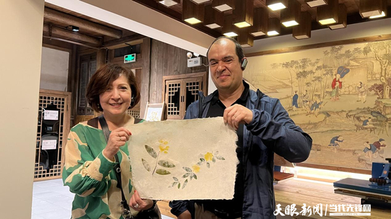 何塞·迪亚兹夫妇共同制作花草纸