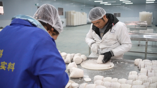 工人对芋头进行切片（央广网记者 黄月芬 摄）
