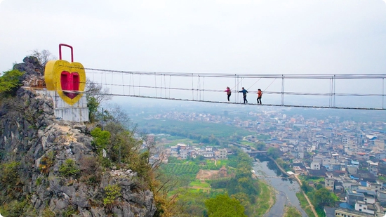  荔江湾景区贯穿于山间的玻璃桥成为网红打卡地（央广网发 荔浦荔江湾景区供图）