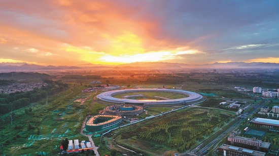 朝霞映红北京怀柔科学城大科学装置（高能同步辐射光源）。该装置是为提高探索未知世界、发现自然规律、实现科技变革的能力，由国家统筹布局，面向社会开放共享的大型复杂科学研究装置。 本报特约摄影 卜向东