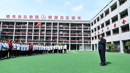 △2021年9月14日，习近平总书记在陕西榆林绥德实验中学考察时，同师生亲切交流。