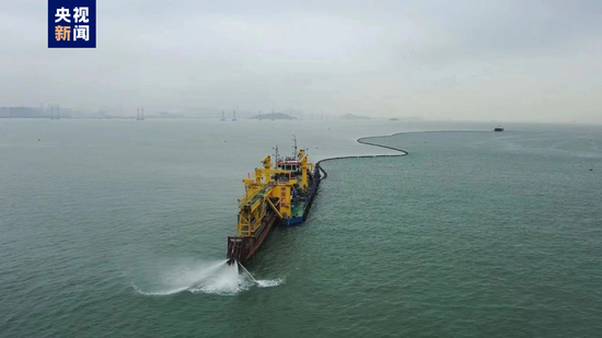  △专用清淤船正在进行隧道基槽开挖