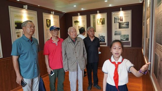 6月9日，上海市浦东新区南汇新城镇秋萍学校，周到（左三）在儿子们陪同下参观学校内的周大根烈士事迹陈列馆。新华每日电讯记者杨有宗摄