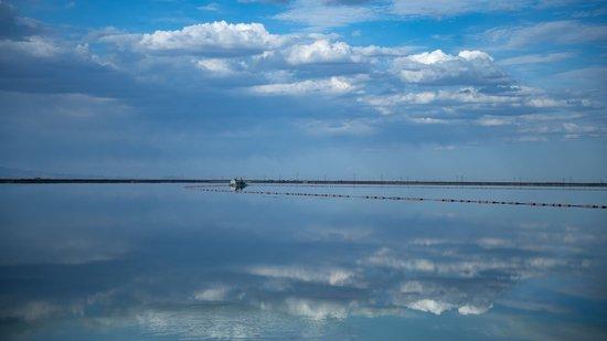 青海察尔汗盐湖是我国最大的可溶性钾镁盐矿床，其钠、镁、钾、锂的储量均居全国前列。
