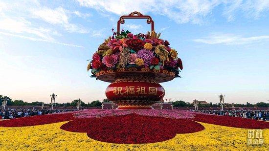 △2023年10月1日,北京天安门广场上,游人如织。(图/视觉中国)
