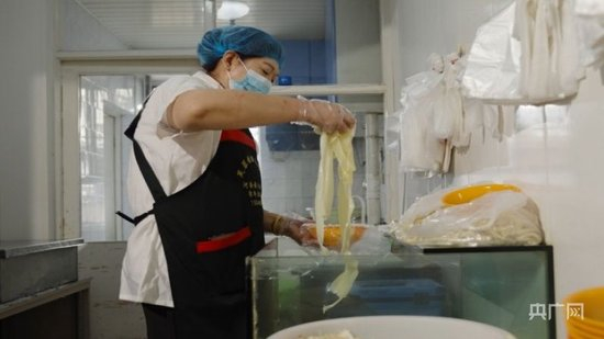  制作酿皮（央广网见习记者 刘欣荣 摄）