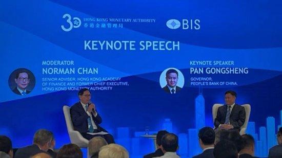 (中国人民银行行长潘功胜在香港金融管理局—国际清算银行高级别会议上演讲。图片来源:《财经》记者现场拍摄)