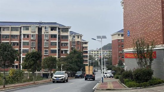  2023年11月13日下午，一位公职人员搬离润中小区（图源：南方周末）