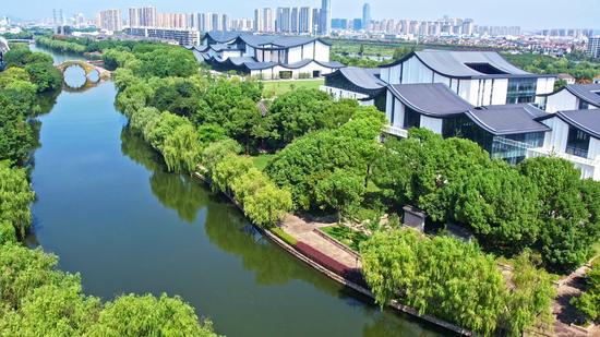 △浙东运河。今年9月20日,习近平总书记来到浙东运河文化园考察,强调“大运河文化是中国优秀传统文化的重要组成部分,要在保护、传承、利用上下功夫,让古老大运河焕发时代新风貌”。