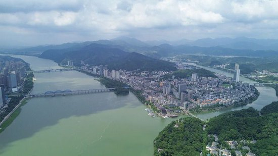 俯瞰浙江省桐庐县富春江与分水江交汇口（2023年8月3日摄，无人机照片）。新华社发（夏越峤 摄）