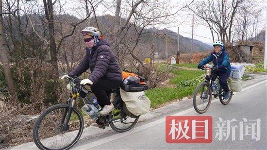 张嬴娟和儿子在骑行路上（极目新闻记者唐佳燕摄）