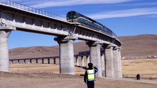 次仁欧珠在向火车敬礼。徐驭尧摄