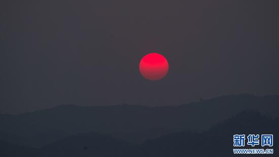 在云南普洱翁基古寨拍摄到的日落（4月1日摄）。新华网 徐华陵 摄