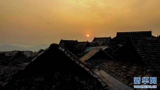 在云南普洱翁基古寨拍摄到的日落（4月1日摄）。新华网 徐华陵 摄