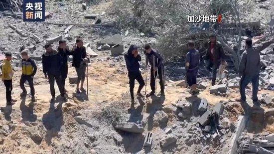  半岛电视台3月28日公布的一段视频显示，以军击毙了两名手无寸铁的巴勒斯坦人，并用推土机掩埋尸体图：央视新闻