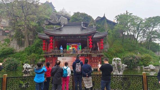  4月23日，游客在西津渡游玩。新华社记者 陈硕 摄