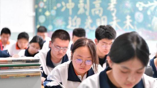 高三学子在教室内紧张复习，备战即将到来的2024年高考。