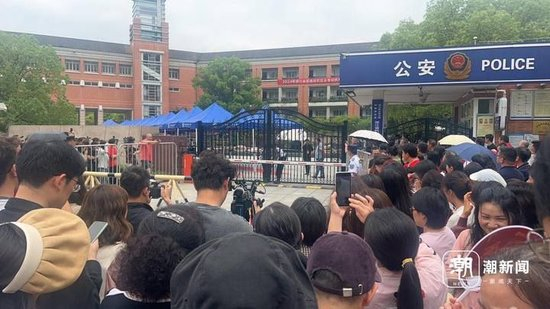  杭二中滨江校区门口，等待孩子走出考场的家长们