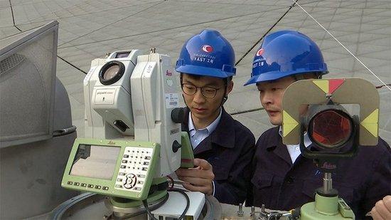“中国天眼”团队的技术人员正在操作设备，开展科研工作。