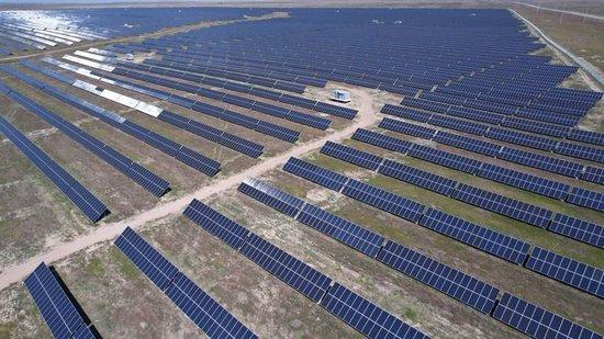 这是2023年5月4日在哈萨克斯坦阿拉木图州拍摄的卡普恰盖100兆瓦光伏电站的太阳能电池板（无人机照片）。新华社发（奥斯帕诺夫摄）