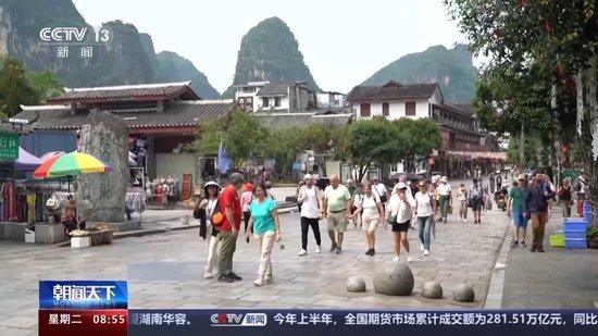 中年“发福”的女人，穿衣掌握三个套路，轻轻松松摆脱油腻感