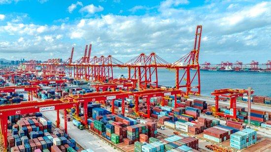 2024年7月2日拍摄的山东港口日照港集装箱码头（无人机照片）。新华社记者 郭绪雷 摄