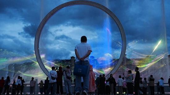 林芝市工布公园里的梦幻水秀表演（7月21日摄）。姚翔硕 摄