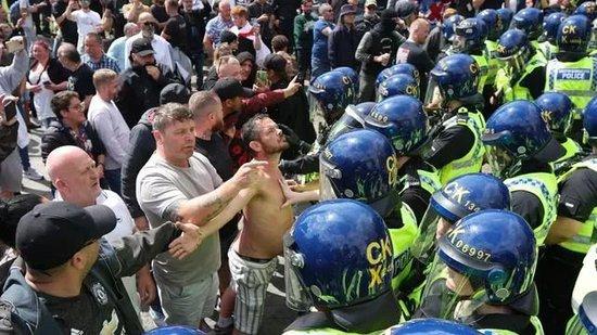  曼彻斯特的示威者与警方对峙