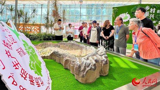在新疆昌吉农业博览园,中外汉学家、翻译家、作家参观新疆现代农业种植情况。人民网 李欣洋摄