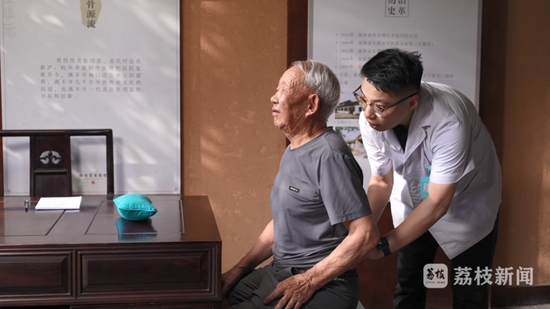 张元斌在安雅堂义诊