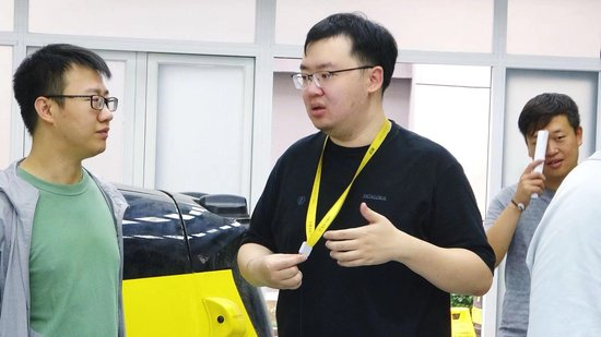 王乃峥在做自动驾驶技术现场讲解