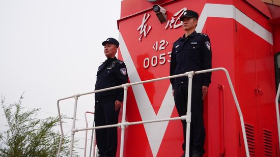 姜宾（左一）和同事进行日常工作。